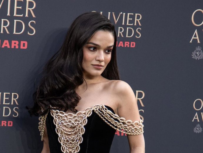 Rachel Zegler o el arte de esculpir la silueta: así se domina un vestido ceñido con entramado de cadenas