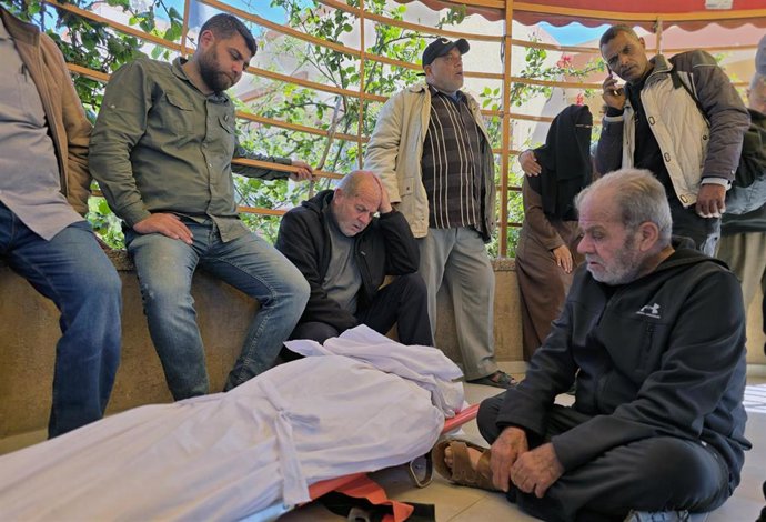 Palestinos junto a un muerto en un ataque del Ejército de Israel contra Jan Yunis, en el sur de la Franja de Gaza, a pesar del alto el fuego en vigor desde octubre de 2025 (archivo)