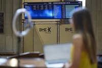 El Ibex 35 cae un 1,1% en la apertura y se queda al borde de los 18.000 puntos, con el Brent disparado