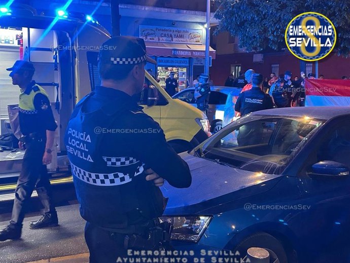 Policías locales, en el lugar del accidente, en foto de archivo.