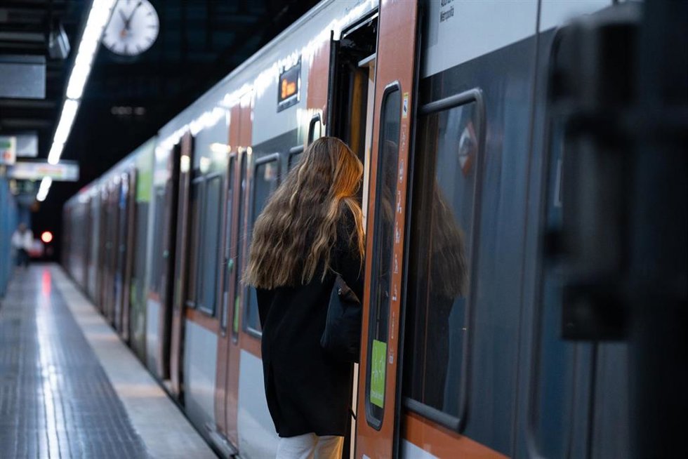 Archivo - Una persona entra en un tren en la estación de Gràcia de FGC en Barcelona