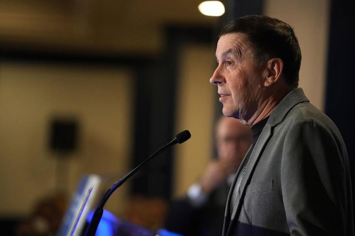 El secretario general de EH Bildu, Arnaldo Otegi, durante un desayuno informativo en Bilbao