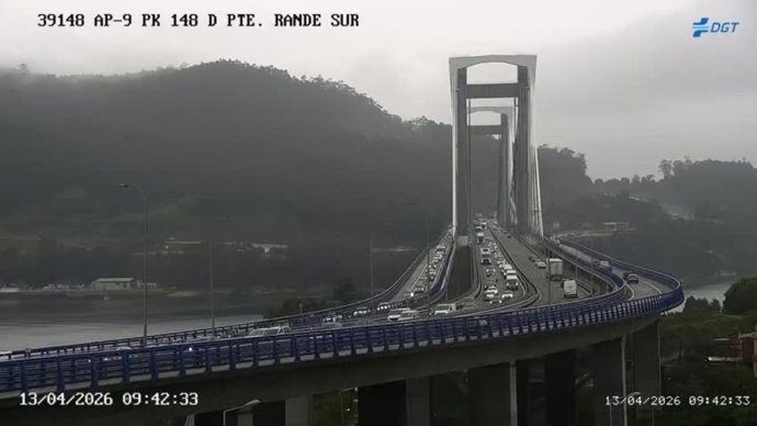 Imagen de la cámara de la DGT tras el accidente, con cola en el Puente de Rande.