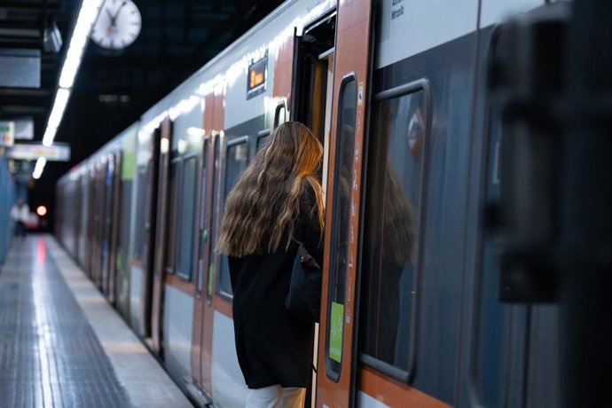 Archivo - Arxiu - Una persona entra en un tren en l'estació de Gràcia de FGC a Barcelona