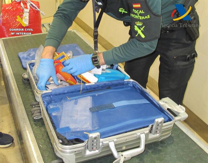 Detenido con 4 kilogramos de cocaína en la maleta ? Un pasajero ha sido detenido en el aeropuerto de Valencia