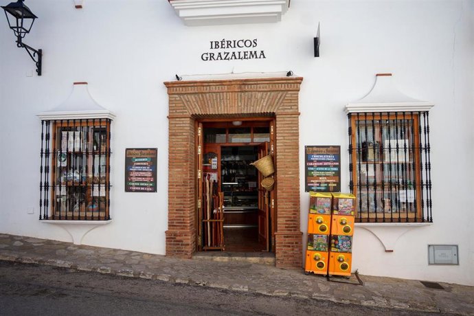 Comercio de Grazalema, Cádiz (Andalucía, España), una de las zonas más afectadas por el tren de borrascas de Andalucía.