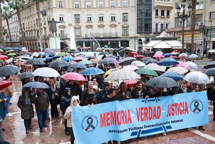Imágenes de la marcha convocada por la Asociación Víctimas del Descarrilamiento de Adamuz en Huelva.