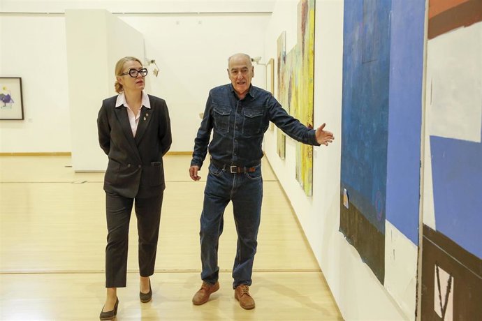 Archivo - La directora general de Cultura y Patrimonio Histórico, Eva Guillermina Fernández, en una exposición de la Biblioteca Central de Cantabria.