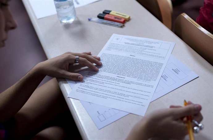 Archivo - Un estudiante durante un examen de la convocatoria extraordinaria de la Evaluación para el Acceso a la Universidad (EvAU), en la Facultad de Farmacia de la UCM, a 4 de julio de 2023, en Móstoles,