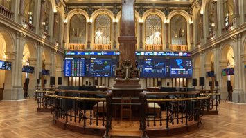 El Ibex 35 cae un 1,1% en la apertura, con el Brent disparado