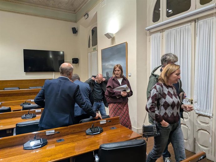 Covadonga Tomé, en el centro, tras la reunión de la comisión celebrada a puerta cerrada