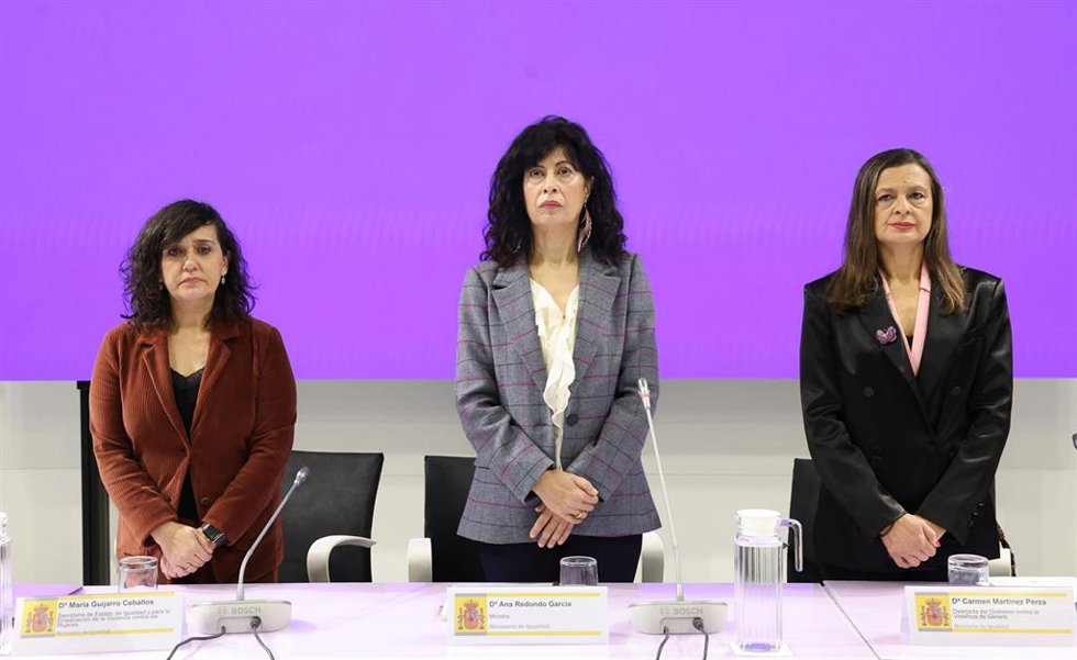 Archivo - La Secretaria de Estado de Igualdad, María Guijarro (i); la ministra de Igualdad, Ana Redondo (c) y la delegada del gobierno contra la violencia de género, Carmen Martínez (d), atienden a los medios antes del Comité de Crisis del Ministerio de I