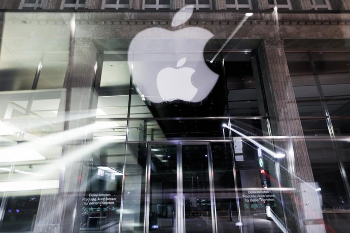 Archivo - FILED - 01 May 2023, Hamburg: The logo of the US technology company Apple is seen at the Jungfernstieg's Apple Store in the city center. Foxconn, Apple's key iPhone assembler with major operations in China, is planning to venture into making of 