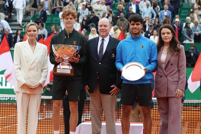 Jannik Sinner y Carlos Alcaraz, con los trofeos tras la final de Montecarlo.