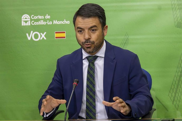 Archivo - El portavoz del Grupo Parlamentario Vox, Iván Sánchez, en rueda de prensa. Foto de archivo.
