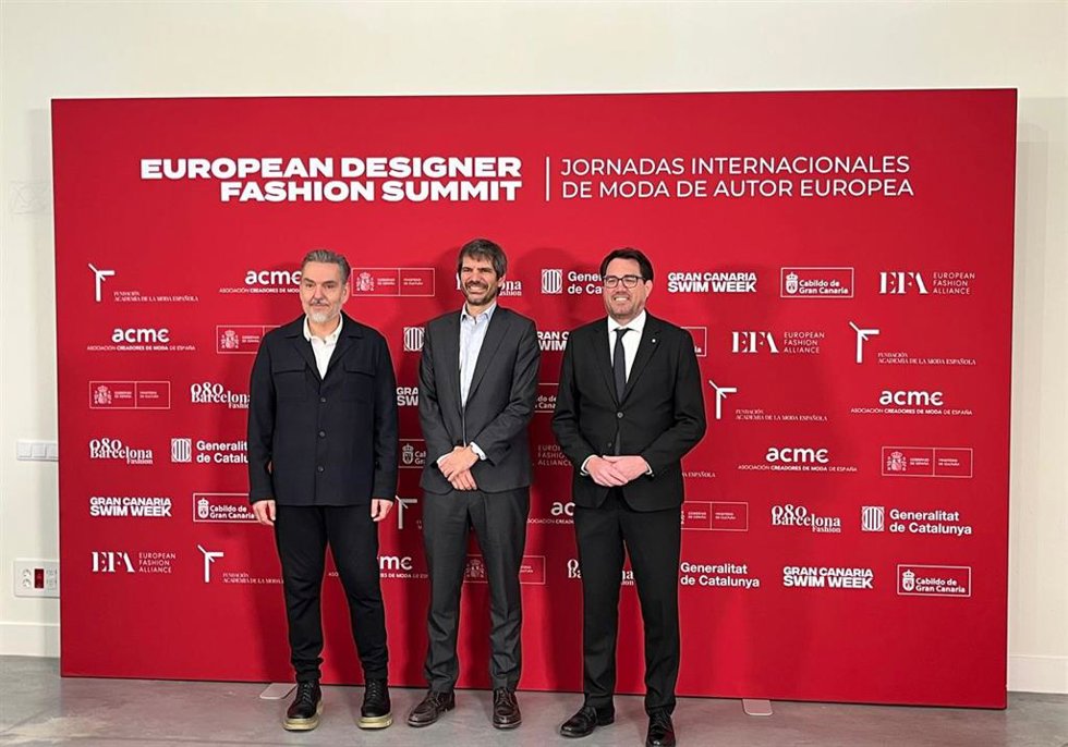 (I-D) El presidente de la Fundación Academia de la Moda Española y la Asociación Creadores de Moda de España, Juan Duyos; el Ministro De Cultura, Ernest Urtasun, y el secretario de Empresa y Competitividad de La Generalitat, Jaume Baró