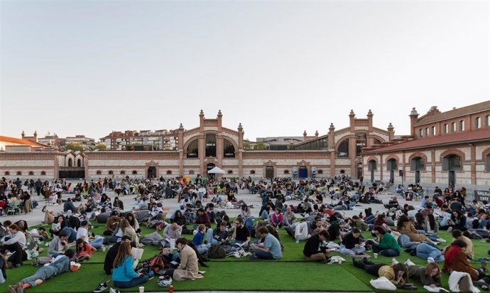 El 23 de abril, en la gran plaza al aire libre de este espacio del Área de Cultura, Turismo y Deporte Matadero Madrid y Casa del Lector celebran el Día del Libro.