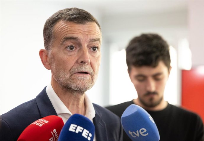 El coordinador federal de IU, Antonio Maíllo, ofrece declaraciones a los medios tras una reunión con el secretario general de CCOO, Unai Sordo, en la sede de CCOO, a 10 de abril de 2026, en Madrid (España). (Foto de archivo).