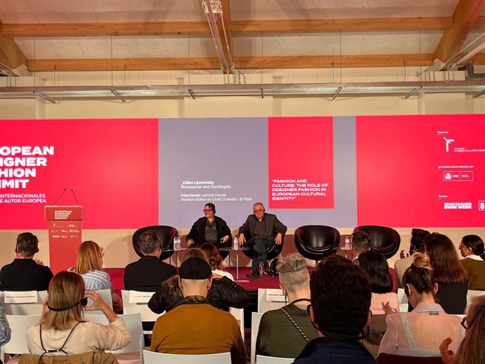 El filósofo Gilles Lipovetsky (d) durante las Jornadas Internacionales de Moda de Autor Europea en Barcelona