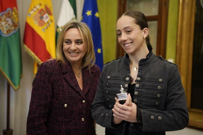El anuncio lo ha hecho la regidora en la recepción institucional ofrecida este lunes en el Ayuntamiento a la medallista olímpica, donde la deportista ha firmado en el Libro de Honor de la ciudad y ha sido recibida por la Corporación municipal.