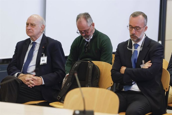 El exministro del Interior Jorge Fernández Díaz  y su número dos, Francisco Martínez, durante el primer día del juicio de la Operación Kitchen, en la Audiencia Nacional, a 6 de abril de 2026