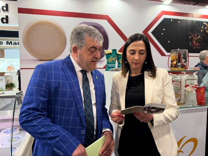 La consejera Sara Rubira junto al presidente de la DOP Arroz de Calasparra, José Martínez, en el Salón Gourmets