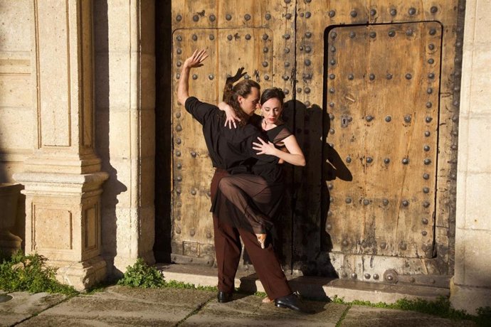 Los bailarines Lida Mantovani y Max Makowski acompañarán a Leonardo Vázquez (cantor y bandoneón), Martín Perdomo (guitarra) y Mariano Siccardi (piano) en el espectáculo Mirando al sur.