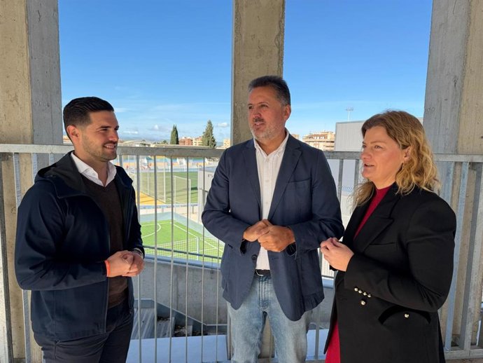 El candidato número dos del PP por Granada a las elecciones autonómicas del 17 de mayo, Manuel Francisco García, junto a los también candidatos 'populares' Teresa Illescas y José Miguel Peña.
