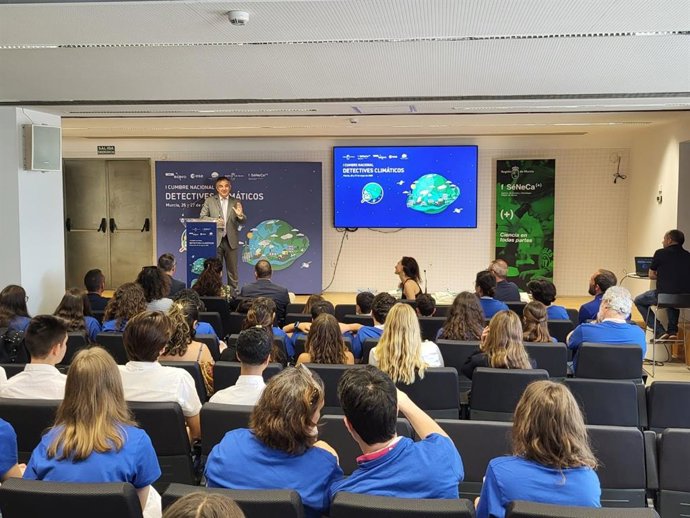 El consejero de Medio Ambiente, Universidades, Investigación y Mar Menor, Juan María Vázquez, se dirige a los participantes en la pasada edición de la I Cumbre Nacional del desafío educativo ‘Detectives Climáticos’