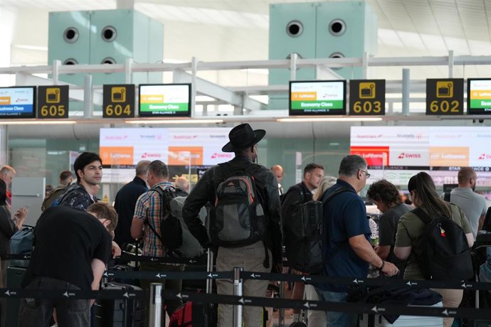 Archivo - Viajeros en la T1 del Aeropuerto de Barcelona, en una imagen de archivo