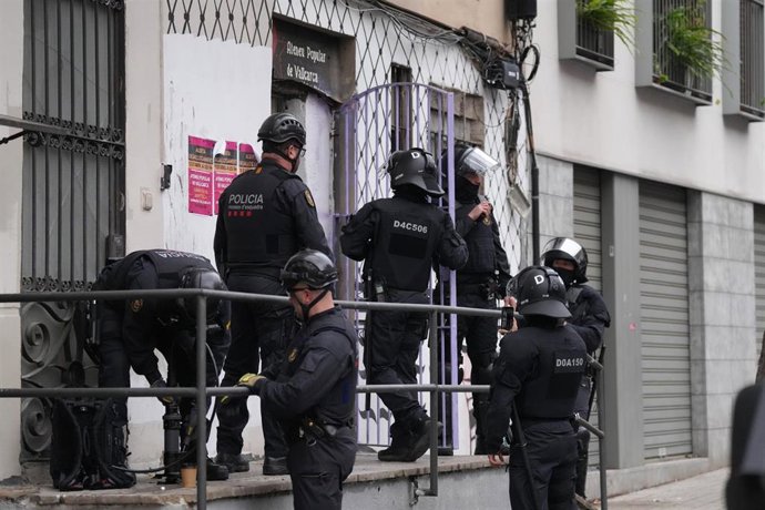 Agentes de los Mossos d'Esquadra acceden al Ateneu Popular de Vallcarca, en Barcelona, desalojado este lunes