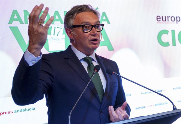 Foto de familia en el desayuno electoral de Europa Press. A 13 de abril de 2026 en Sevilla, Andalucía (España). Manuel Gavira, candidato de Vox a la Presidencia de la Junta, inaugura este lunes 13 de abril de 2026 el ciclo de desayunos electorales de Euro