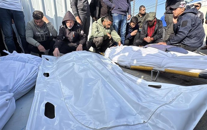 Palestinos junto a varios muertos por un ataque del Ejército de Israel contra la Franja de Gaza pese al alto el fuego en vigor desde octubre de 2025 (archivo)