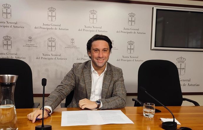 El diputado del PP de Asturias, Andrés Ruiz, en rueda de prensa.