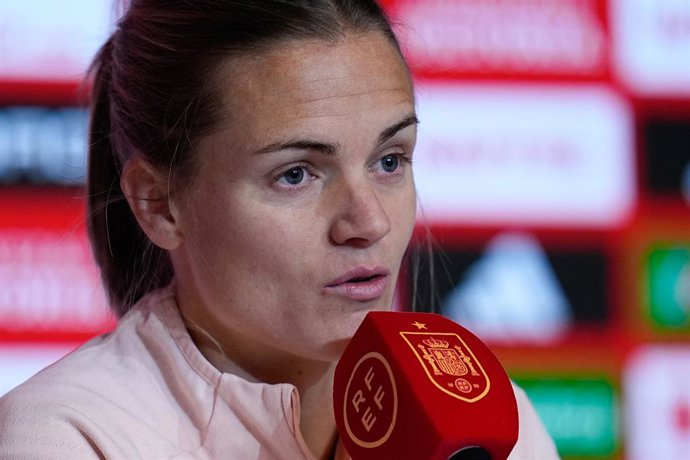 Archivo - Arquivo - Irene Paredes, da Espanha, participa de sua coletiva de imprensa durante o dia de treino da seleção espanhola antes da partida de volta da final da Liga das Nações Feminina da UEFA 2025 entre Espanha e Alemanha, no Estádio Riyadh Air M