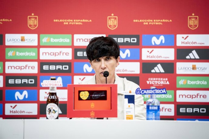 Sonia Bermúdez, treinadora principal da Espanha, participa de uma coletiva de imprensa para anunciar a lista de jogadoras convocadas para os jogos da Seleção Espanhola contra a Inglaterra e a Ucrânia na Copa do Mundo Feminina da FIFA 2027, na Ciudad del F