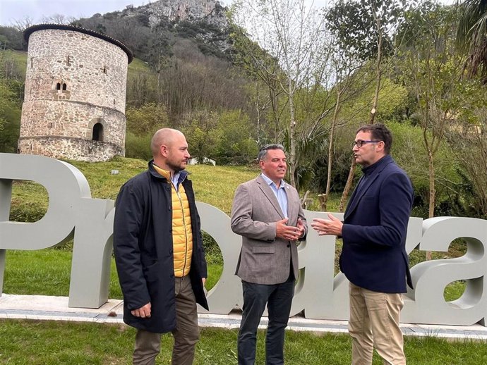El diputado del PP de Asturias José Luis Costillas junto al alcalde de Proaza, Fernando Figaredo.