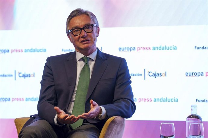 El candidato de Vox a la Presidencia de la Junta, Manuel Gavira  interviene en el desayuno electoral de Europa Press con motivo de las elecciones de 17 de mayo, celebrado en Sevilla con la colaboración de la Fundación Cajasol.