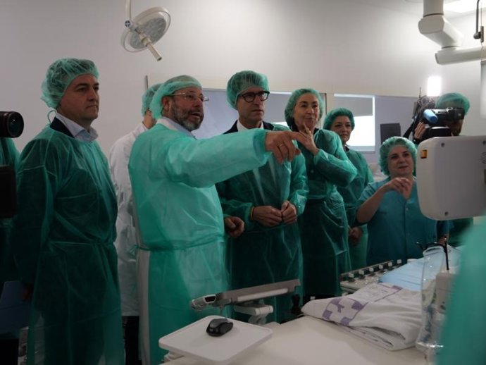 El presidente del Gobierno de La Rioja, Gonzalo Capellán, junto a la consejera de Salud y Servicios Sociales, María Martín, visita la nueva Sala de Hemodinámica y Cardiología Intervencionista del Hospital Universitario San Pedro