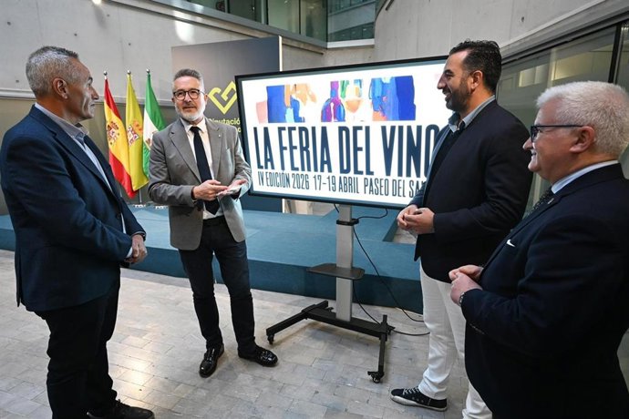 El diputado provincial de Desarrollo, Industria y Empleo, Antonio Díaz, junto al edil de Organización del Ayuntamiento de Granada, Vito Epíscopo, el presidente del CRDOP Granada, Juan José Castillo, y el CEO de Octopus, Melesio Peña.