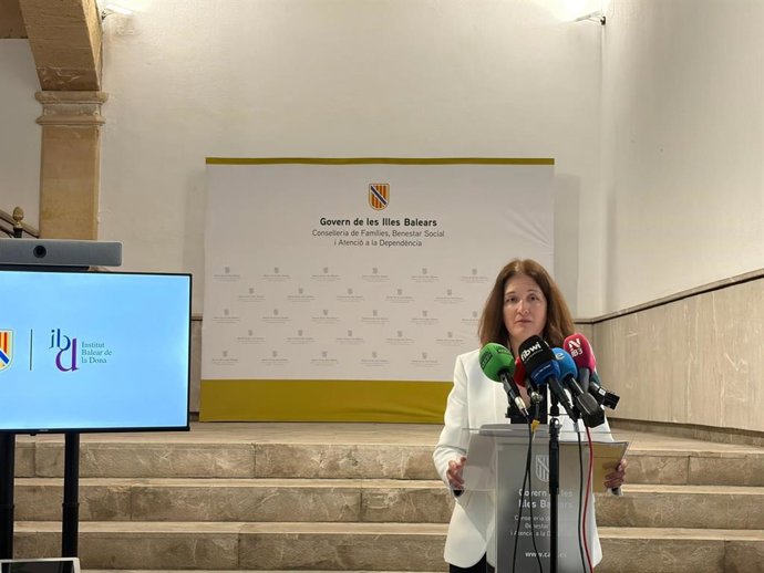 La directora del IbDona, Cati Salom, en una rueda de prensa.