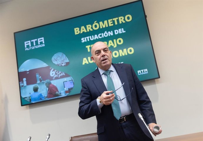 Archivo - El presidente de ATA, Lorenzo Amor, durante una rueda de prensa, en la sede de la CEOE.