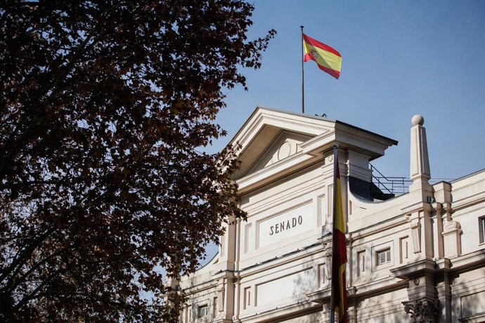 Archivo - Arquivo - A bandeira da Espanha na fachada do Senado após a cerimônia solene de hasteamento da bandeira da Espanha, na Praça da Marina Espanhola, em 6 de dezembro de 2023, em Madri (Espanha). O hasteamento da bandeira nacional é organizado pelo 