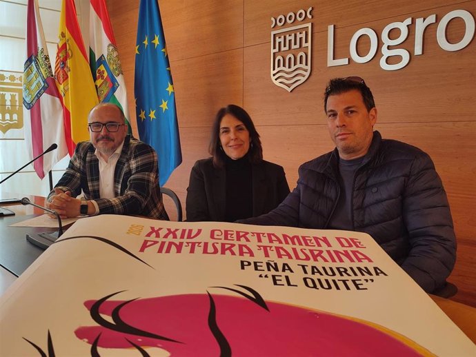 La concejala de Cultura, Rosa Fernández, junto al presidente de la Asociación Cultural Peña Taurina 'El Quite' de Logroño, Alejandro Lerena,presenta el XXIV Certamen de Pintura de la Peña El Quite