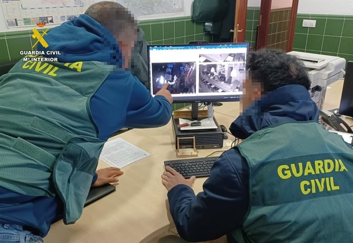 Agentes de la Guardia Civil revisando imágenes