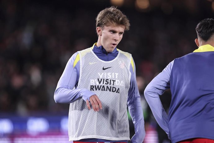 Archivo - El centrocampista español del Atlético de Madrid Pablo Barrios, en un calentamiento. 