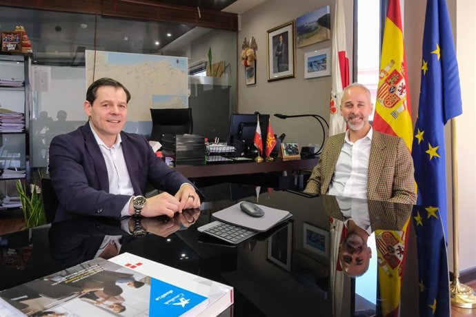 El consejero de Educación, Sergio Silva, y el director de Mutua Montañesa Santander, Alberto Martínez