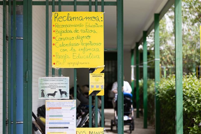 Varios carteles de protesta, en el exterior de una escuela infantil, a 10 de abril de 2026, en Madrid (España).