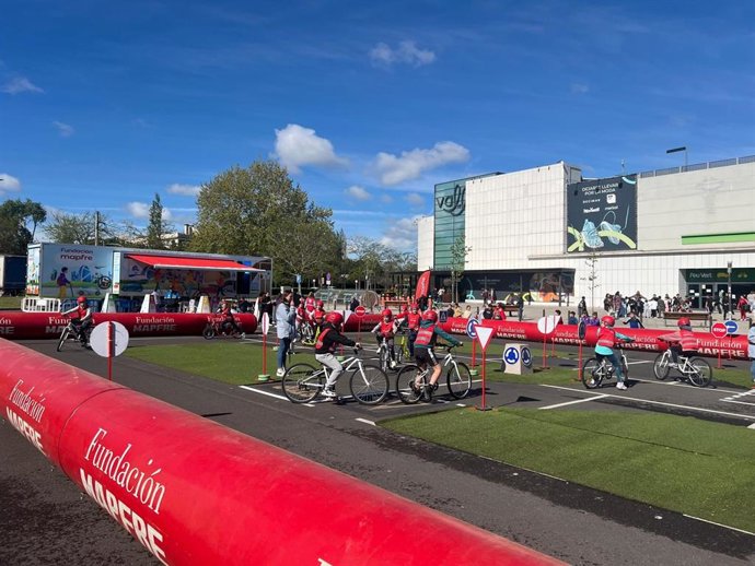 Actividad educativa movilidad segura en el aparcamiento de Vallsur