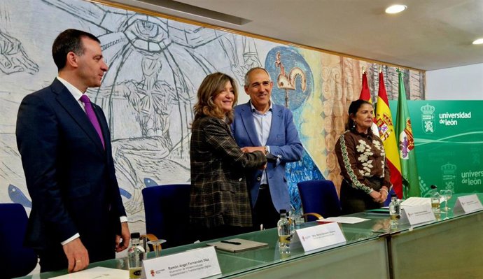 La rectora de la ULE, Nuria Gonález (centro izquierda), y el presidente de Serfunle, Vicente Canuria (centro derecha), tras firmar el acuerdo para la donación de restos óseos con fines académicos.